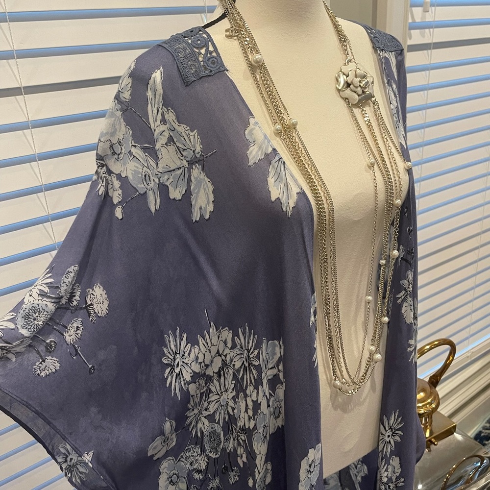 Beautiful Blue flowing floral kimono with crochet back - Picture 9 of 12
